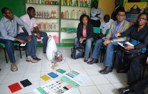 Ministiri wa Guyane Persaud, asobanurirwa uburyo imyanda ivangurwa, igahabwa amabara hakurikijwe ububi bwayo mu kubangamira ibidukikije.