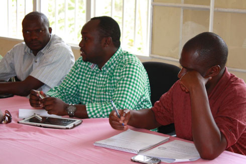 Minisitiri Imena (hagati) yasabye ko ibibazo byose bikemuka bitarenze amezi 3.