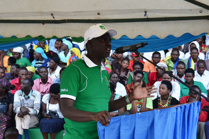 Minisitiri Kamanzi arashishikariza Abanyarwanda kubyaza umusaruro ubutaka.