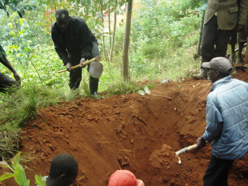 Minisitiri Kamanzi yabanje kwifatanya n'abo baturage mu muganda rusange.