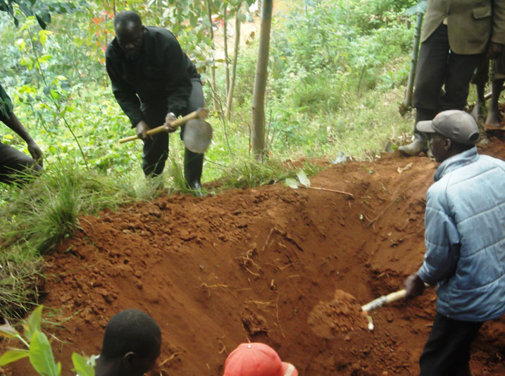 Imirimo yo gucukura imiyoboro izongera amazi mu bice binyuranye bya Kayonza irarimbanije.