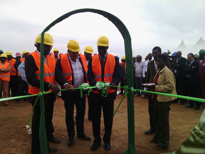 Minisitiri Kamanzi, umuyobozi wa NFC n'umuyobozi w'akarere ka Nyamagabe bafungura uruganda ku mugaragaro.