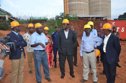 Minisitiri Kanimba Francois asobanurirwa uko uruganda ruri kwagurwa.