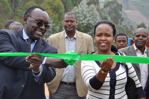 Minisitiri Kanimba na Akamanzi Clare bafungura ku mugaragaro uruganda ruciriritse ruzajya rutunganya Kawunga n'amafu anyuranye.