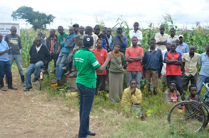 Minisitiri Karibata akangurira abaturage kwitabira gahunda yo kuvomerera imyaka.