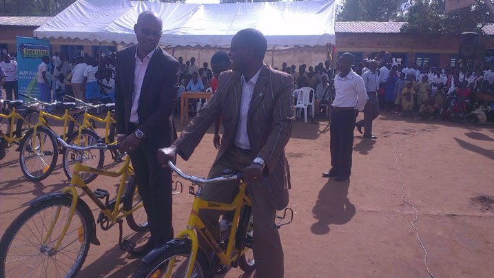 Minisitiri Mathias Harebamungu ari kumwe n'Umuyobozi wa FERWACY Aimable Bayingana mu gutangiza gahunda yo gutanga amagare mu mashuri.