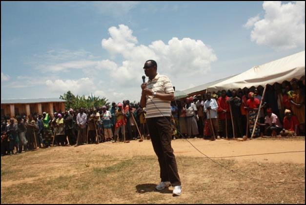 Minisitiri Mitali aganira n'abaturage nyuma y'umuganda.