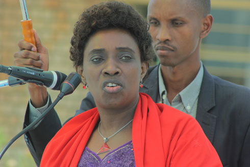 Minisitiri Muhongayire Jacqueline asobanura imikorere ya EAC.