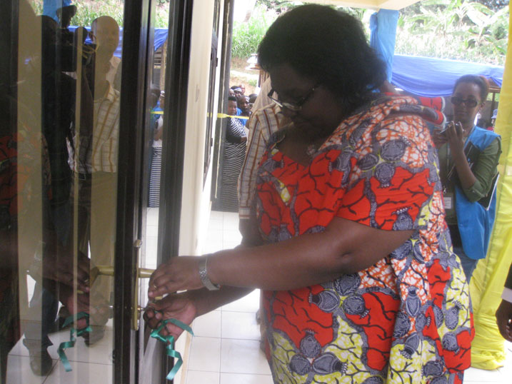 Minisitiri Mukantabana afungura inyubako One stop center izakoreramo.