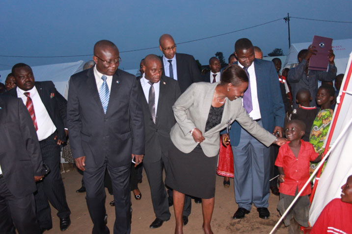 Minisitiri Mushikiwabo n'abandi bayobozi basura inkambi icumbikiwemo Abarundi bangirijwe n'ibiza muri kkomine Kinama.