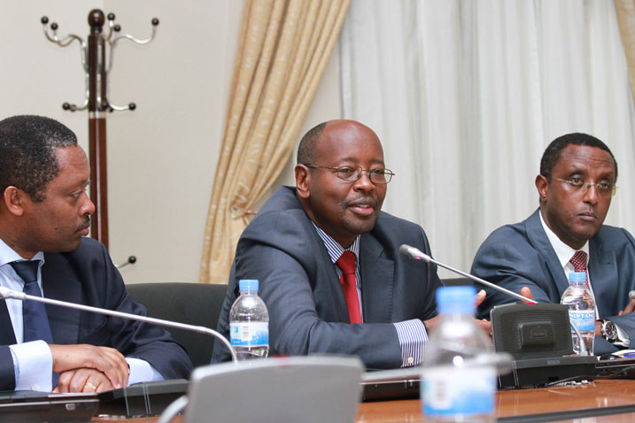 Munisitiri Musoni James (hagati) asobanura uburyo mitiweli igiye kujya icungwa n