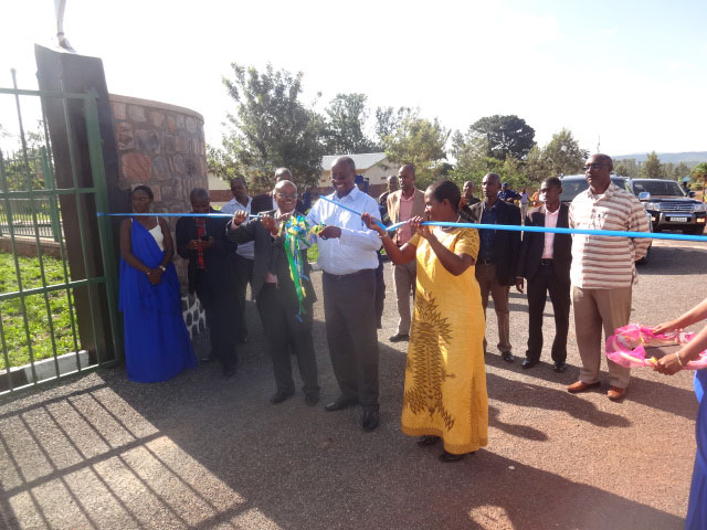 Minisitiri Musoni James afungura ku mugaragaro Gare ya Nyakarambi.