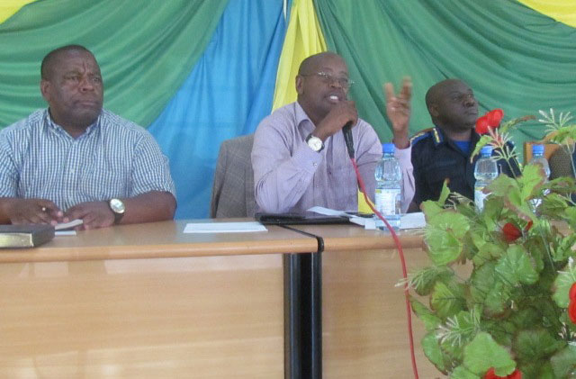 Minisitiri Musoni James yabwiye Abanyaburera ko kuvugana n'umwanzi ari icyaha.