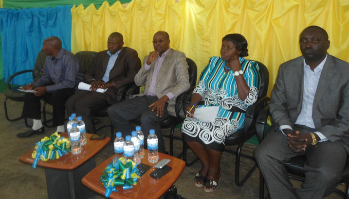 Minisitiri Musoni James (hagati) yasabye Abanyengororero gukoresha neza amahirwe bafite bagateza imbere akarere kabo.