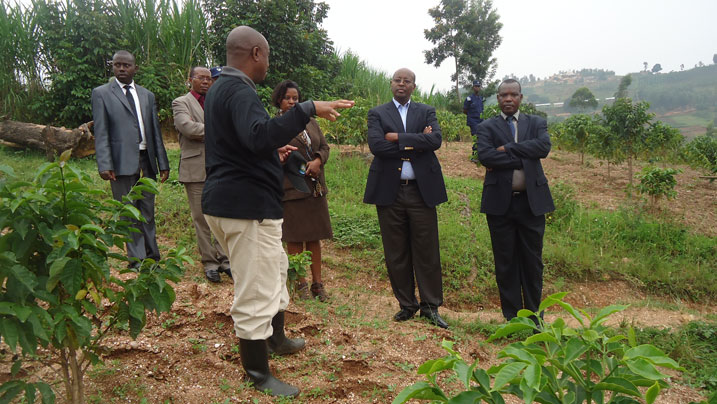 Minisitiri Musoni areba ahari imirima y