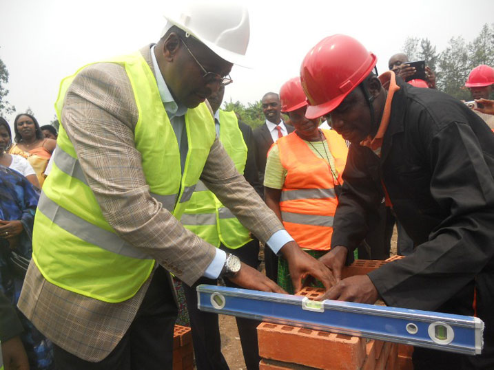 Minisitiri Musoni atangiza inyubako y'isoko rya Kijyambere rya Bishenyi.