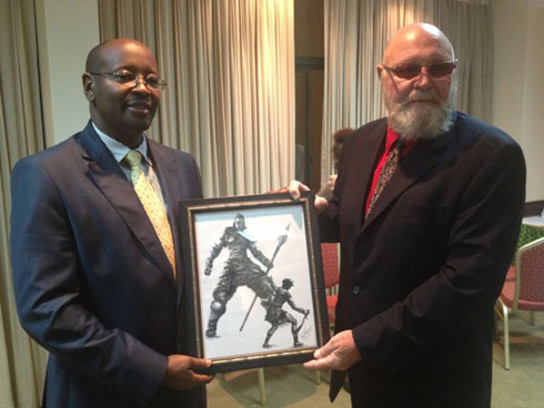 Minisitiri Musoni yakira igihembo cya Perezida Kagame yagenewe na Dekoven uyobora iyo kaminuza.