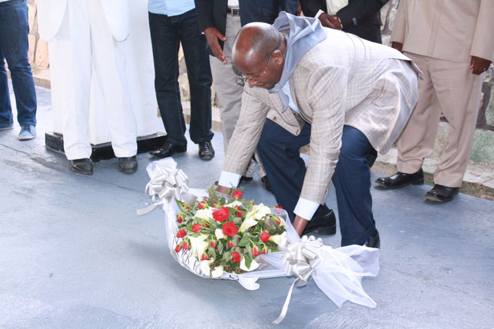 Minisitiri Musoni yunamiye abashyinguye mu rwibutso rwa Kibirira.