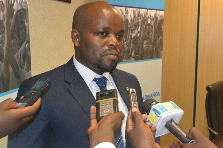 Minisitiri Nsengimana aganira n