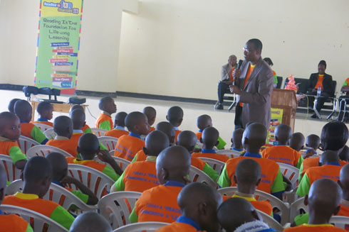 Minisitiri Protais Mitali ashishikariza abana bo mu karere ka Nyanza gukunda gusoma.