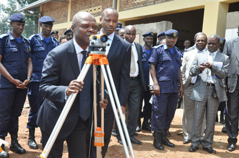 Minisitiri Zoniaba wo muri Brazzaville yirebeye uko imirimo imwe ikorwa habanje gupimwa neza n'ibikoresho bikomeye.