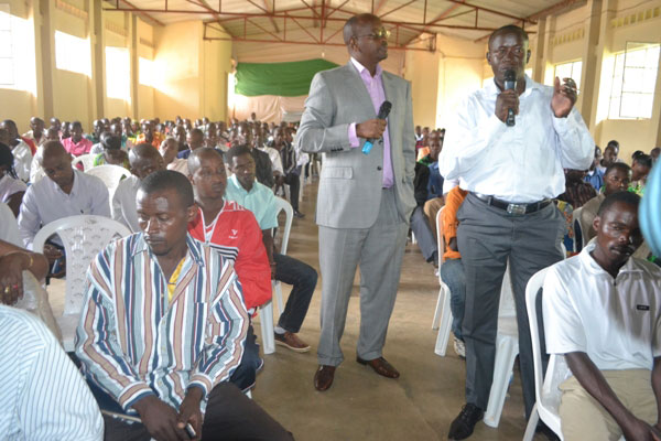 Ministiri Minisitiri w'Ubutegetsi bw'Igihugu, James Musoni, atanga ikiganiro mu nteko y'akarere ka Nyarugenge.