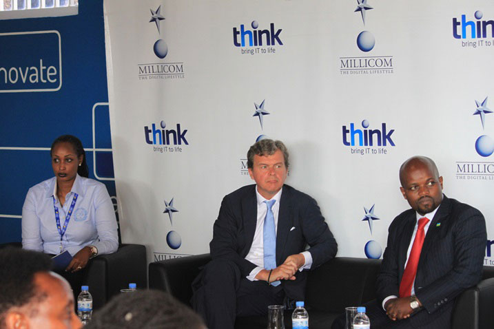 Minisitiri Nsegimana (iburyo) n'umuyobozi wa Millicom (hagati) mu muhango wo gutangiza ikigo "Think" kizafasha urubyiruko rufite imishinga y'ikoranabuhanga kuyizamura.