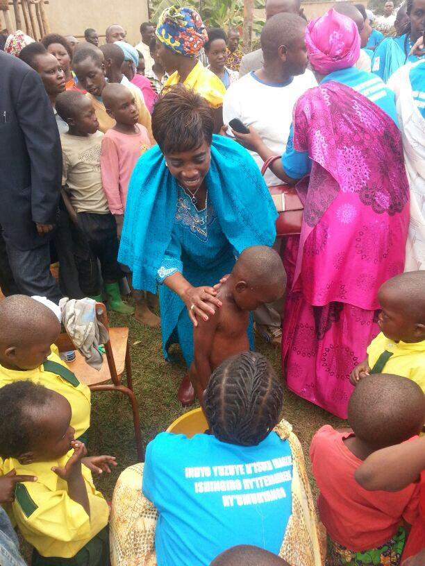 Minisitiri ushinzwe ibikorwa by'umuryango wa Afrika y'iburasirazuba nawe yereka abaturage uburyo bakarabya abana.