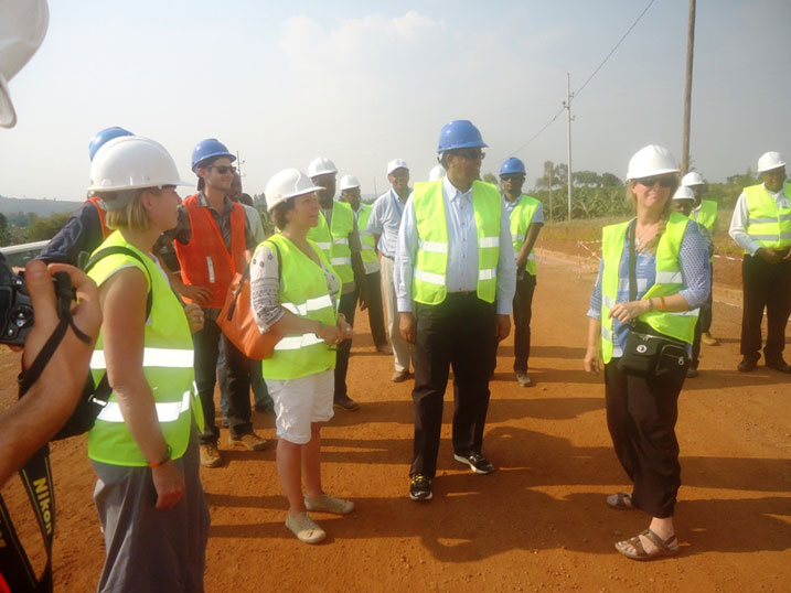 Minisitiri w'Ibikorwa Remezo, Prof. Silas Lwakabamba (imbere hagati) ubwo yari agiye gusura uruganda rw'imirasire y'izuba rwa Rubona mu karere ka Rwamagana.