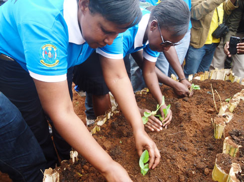 Minisitiri w'Umuryango n'umunyamabanga wa Leta muri MINISANTE bakora umuganda.