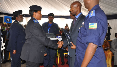 Minisitiri w'Umutekano mu Gihugu aha impamyabumenyi abapolisi barangije mu ishuri rikuru rya Polisi i Musanze.