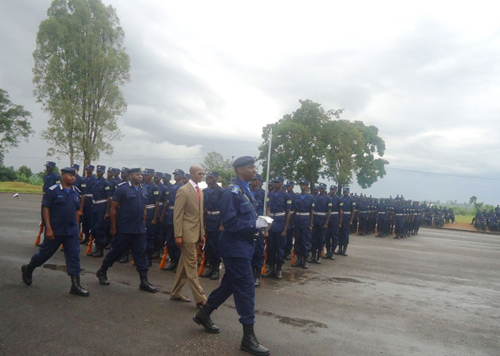 Minisitiri w'Umutekano, Mussa Fasil Harerimana n'Umuyobozi Mukuru wa Polisi y'Igihugu, IGP Emmanuel Gasana bagenzura abapolisi basoje amahugurwa.