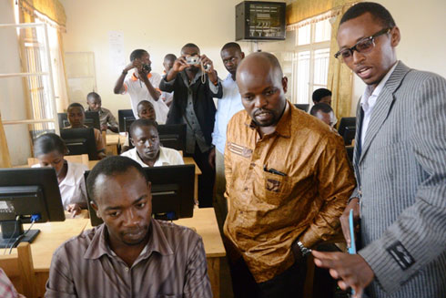 Minisitiri w'Urubyiruko n'ikoranabuhanga Jean Philbert Nsengimana ubwo yasuraga akarere ka Nyamasheke ku wa 23-08-2013 yavuze ko ikoranabuhanga ari umurima utagira imbago.