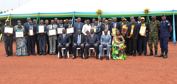 Abasora bitwaye neza bashimiwe mu ruhame (bahawe amashimwe).