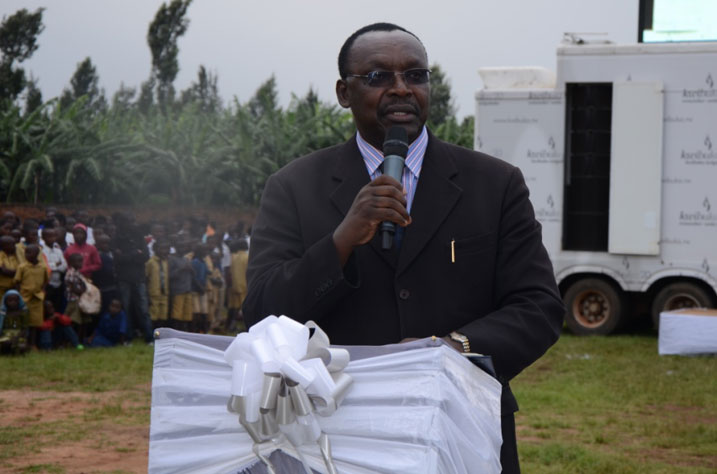 Minisitiri w'ubucuruzi n'inganda, Francois Kanimba, ageza ijambo ku baje kwakira urumuri rutazima mu karere ka Rusizi.