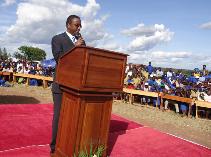 Minisitiri w'uburezi, Vincent Biruta, arakangurira Abanyarwanda kubyaza umusaruro ikoranabuhanga begerezwa.