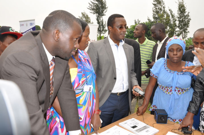 Minisitiri w'uburezi arerekwa gahunda yo kwigisha icyongereza hakoreshejwe telefone igendanwa.