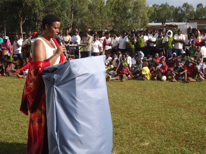 Minisitiri w'uburinganire n'iterambere ry'umuryango avuga ko urumuri rw'icyizere ari ikimenyetso cy'uko agaciro k'Abanyarwanda katakaye muri Jenoside kagomba guharanirwa.