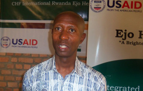 Minisitiri Harerimana yitabiriye umuhango wo gutanga impamyabumenyi ku bize gusoma, kwandi no kubara mu karere ka Gisagara.