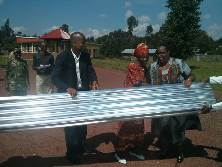 Minisitiri wa MIDIMAR, Mukantabana Seraphine, ashyikiriza umuturage amabati.