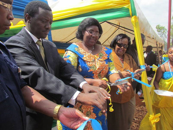 Minisitiri wa MIDIMAR, Seraphine Mukantabana, afungura ahazajya hakorera inzego z'umutekano mu nkambi ya Nyabiheke.