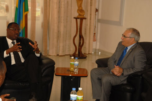 Minisitiri wa Sport n'umuco Protais Mitali yakiriye Dogiteri Yacine Zerguini ushinzwe ubuvuzi muri FIFA.