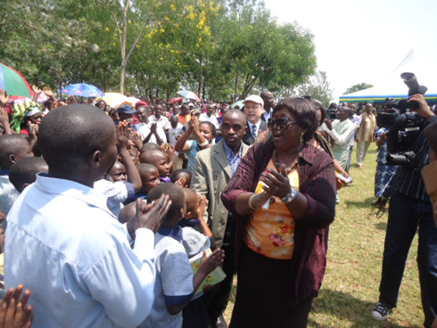 Minisitiri Binagwaho asabana n'abaturage nyuma yo gutanga inzitiramibu.