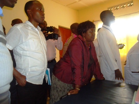 Minisitiri Binagwaho yasuye ibitaro bya kabgayi abitunguye arabizenguruka byose.