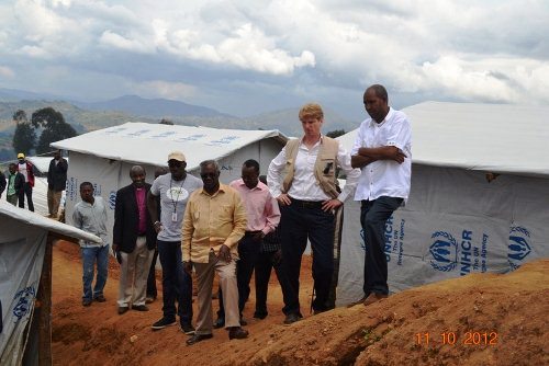 Minisitiri Gatsinzi n'abandi bafatanyabikorwa basura inkambi ya kigeme.