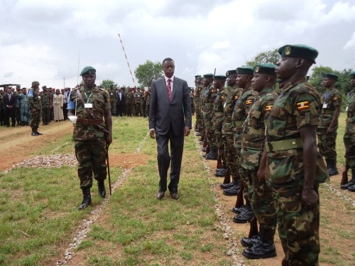 Minisitiri Kabarebe ubwo yasuraga ingabo z