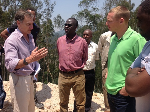 Minisitiri Kamanzi asobanurirwa ibizakorerwa muri iri shyamba.