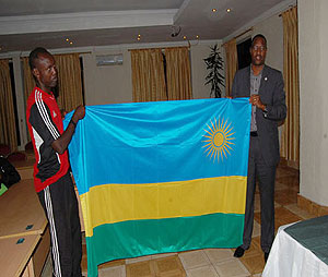 Minisitiri Mitali ahereza ibendera ry'Igihugu kapiteni w'Amavubi Olivier Karekezi mbere y'uko bajya gukina na Algeria.