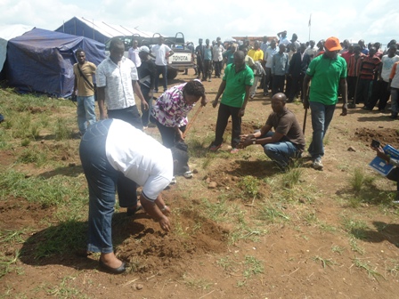 Minisitiri Mukantabana Seraphine atera ibiti mu nkambi ya Kiyanzi.