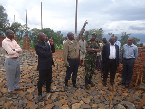 Minisitiri Murekezi ari kwerekwa uko imyubako zizaba ziteye nizimara kuzura.